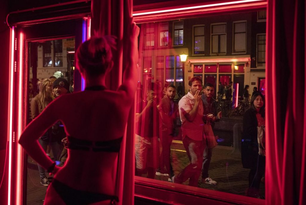Amsterdam Canlı Seks Tiyatrosu ve Red Light Sokağı Rehberi